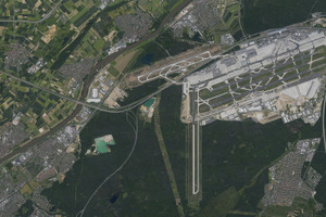  Im Luftbild gut zu erkennen: Der Bereich der neuen Landebahn im Norden 