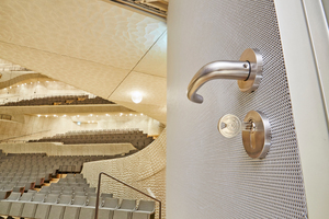  Einblick in den großen Konzertsaal: Um die von den Architekten geforderte Edelstahloptik zu erreichen, wurde das Metall der Schließzylinder matt vernickelt und gebürstet 