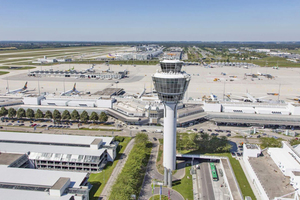  Blick auf den Tower, die Parkhäuser sowie den Terminal 1 und das Vorfeld-West 