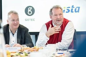  Im Rahmen der E-world in Essen gaben Michael Lowak und Thomas Zinnöcker die künftige Partnerschaft der beiden Unternehmen bekannt  