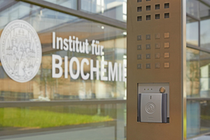  Wandleser am Eingang des Instituts für Biochemie der Uni Greifswald 