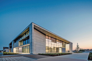  Der Solarlux Campus zeichnet sich mit einer harmonische Einbettung in die Umgebung sowie durch ein unsichtbares und nachhaltiges Energiekonzept aus 