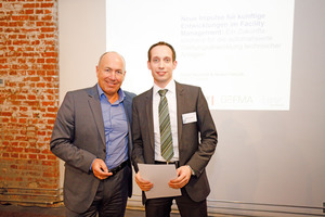  David Neurohr (rechts) hier mit Michael Schmid, Vor­sitzender der Geschäftsführung der DB Services GmbH, der den Preis überreichte 