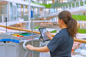  Das Tablet am Trolley zeigt den Reinigungskräften über eine App alle relevanten Nutzungsdaten. So sehen sie auf einen Blick, wo und wann sie gebraucht werden und müssen keine unnötigen Kontrollgänge machen 