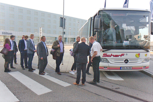  Auf der exklusiven Flughafenführung konnten die Teilnehmer ebenso exklusive Blicke hinter die Kulissen des zweitgrößten Airports in Deutschland werfen. So ging es zunächst mit dem Bus über das Vorfeld und danach weiter in unterschiedliche sicherheitsrelevante Bereiche des Flughafens 