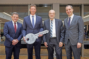  Ein übergroßes Replikat des Schlüssels zum ­Siemens Campus aus dem 3D-Drucker wurde Matthias Rebellius, CEO der Siemens-Division Building Technologies symbolisch übergeben.Im Bild von links nach rechts: Dr. Zolt Sluitner, CEO Siemens Real Estate; Matthias Rebellius, CEO Siemens Building Technologies; Dolfi Müller, Stadtpräsident von Zug und Cedrik Neike, Mitglied des Vorstands der Siemens AG 