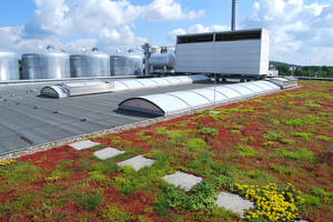  NutzungsänderungFlachdächer werden heute multifunktional genutzt, z. B. für Solaranlagen, technische Aufbauten, Dachterrassen oder Dachbegrünungen. Durch Nutzungsänderungen kann der Sanierungsaufwand allerdings stark ansteigen, weil beispielsweise Solaranlagen für eine Dachsanierung erst komplett abgebaut und danach wieder neu installiert werden müssen. Der vorhandene Dachaufbau sollte also vor jeder Nutzungsänderung intensiv geprüft werden. Dabei ist nicht nur der aktuelle Zustand zu beachten. Vielmehr muss eine Prognose erstellt werden, ob die vorgesehene Nutzungsdauer ohne aufwändige Sanierung möglich ist. 