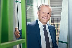  Andreas Engelhardt, CEO von Schüco: „Wirklich smart ist nur der, der Vernetzung als Chance ­betrachtet. Gira und Schüco zeigen zusammen, was Smart Building für Möglichkeiten bietet. Ganzheitlich integriert, rundum vernetzt und einfach schön.“   