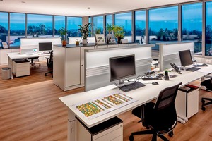  Der derzeitige Trend zu einer offenen Büro-landschaft lässt sich gut mit einem absor-bierenden unteren Anteil einer Tischaufsatzwand und einem Glasaufsatz im oberen Bereich der Tischaufsatzwand umsetzen 