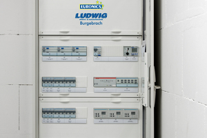  Als KNX-Systemintegrator hat der Innungsfachbetrieb Ludwig Elektrotechnik das Parkhaus mit intelligenter Beleuchtungssteuerung ausgestattet und gemeinsam mit Leuchtenspezialist Lichtwerk eine dem Objekt angepasste energieeffiziente LED-Beleuchtungsanlage realisiert 