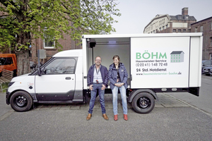  Geschäftsführer Sascha Böhm und Qualitätsmanagerin Hanna Leroy haben den StreetScooter getestet 