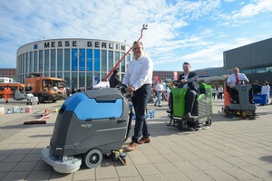  Die internationale Reinigungsfachmesse CMS Berlin 2019 präsentiert Innovationen unter anderem vor dem Messeeingang Süd des Berliner Messegeländes 