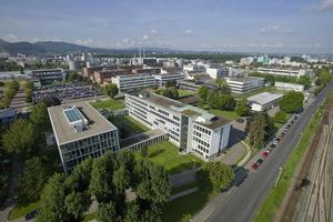  Die Roche Pharma AG im südbadischen Grenzach-Wyhlen verantwortet mit rund 1500 Mitarbeitern das deutsche Pharmageschäft. Dazu gehören die Zulassung und Überwachung, das Marketing und der Vertrieb von Roche Medikamenten in Deutschland sowie der Austausch mit Wissenschaftlern, Forschern und Ärzten in Praxen und Krankenhäusern. Von hier aus werden alle zulassungsrelevanten Studien für Deutschland koordiniert sowie Studien für bereits zugelassene Arzneimittel durchgeführt 