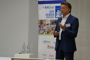  Brandaktuell auf der BACnet City Center Conference: Jürgen Blank, Schindler Deutschland, beschrieb das enorme Potenzial der Vernetzung von Aufzügen mit der Gebäudeautomation<br /> 