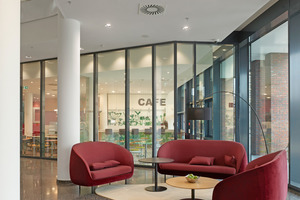  Empfang mit Blick ins Café im Erdgeschoss 