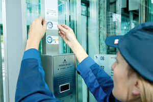  Wer Aufzüge betreibt muss für ein so genanntes Zwei-Wege-Kommunikationssystem im Fahrkorb sorgen, und dafür dass ein Notdienst erreicht wird. ­Diese Anforderung der BetrSichV erfüllen bei Bestandsanlagen schon günstige Gegensprechanlagen oder fest angebrachte Telefone 