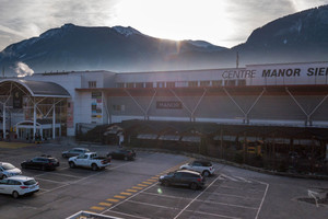  Zur Manor-Gruppe ge­hören 61 Manor-Warenhäuser, 31 Manor-Food-Supermärkte, 29 Manora-Restaurants und 31 zusätzliche Verkaufsstandorte. Hier der Standort in Sierre 