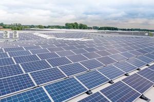  Die Unterkonstruktion BauderSOLAR UK FD der Paul Bauder GmbH &amp; Co. KG, Hersteller von Dachsystemen zum Dichten, Dämmen, Begrünen und Energie gewinnen, ist für den Einsatz auf großen zusammenhängenden Dachflächen entwickelt worden. Dabei liegt das Hauptaugenmerk auf der Schnittstelle zwischen Dämmung, Abdichtung und der Anbindung der Unterkonstruktion. Die Unterkonstruktion wird durchdringungsfrei installiert und eignet sich auch für Dächer mit geringen Lastreserven. In Verbindung mit der neuartigen Klemmtechnik für gerahmte Standardmodule lässt sich das System werkzeugfrei installieren und schont dabei Abdichtung und Dämmung. 