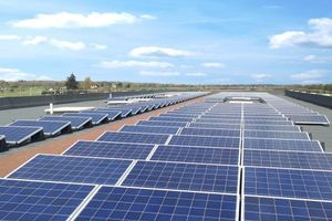  Die Unterkonstruktion BauderSOLAR UK FD der Paul Bauder GmbH &amp; Co. KG, Hersteller von Dachsystemen zum Dichten, Dämmen, Begrünen und Energie gewinnen, ist für den Einsatz auf großen zusammenhängenden Dachflächen entwickelt worden. Dabei liegt das Hauptaugenmerk auf der Schnittstelle zwischen Dämmung, Abdichtung und der Anbindung der Unterkonstruktion. Die Unterkonstruktion wird durchdringungsfrei installiert und eignet sich auch für Dächer mit geringen Lastreserven. In Verbindung mit der neuartigen Klemmtechnik für gerahmte Standardmodule lässt sich das System werkzeugfrei installieren und schont dabei Abdichtung und Dämmung. 