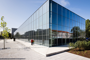 Das Bauhaus-Museum Dessau wurde anlässlich des 100. Gründungsjubiläums des Bauhauses eröffnet. Konzept und Ästhetik überzeugen durch Klarheit und Schlichtheit. Auch das Sicherheitskonzept ließ sich dank der neuen Schließanlage einfach und unauffällig darin einfügen 