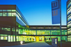   Blick auf das Bürogebäude der Leonhard Weiss GmbH &amp; Co. KG in Satteldorf  