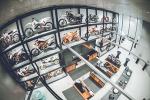  Chefrestaurator Manfred Schickbauer und sein Team restaurieren in der lebenden Werkstatt im Untergeschoss der KTM Motohall live Oldtimer 