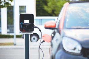  Deutschland verzeichnet aktuell einen neuen Rekordwert bei der Anzahl der Neu­zulassungen von Elektroautos: Seit Jahresbeginn 2020 wurden stolze 121.500 Stromer angemeldet. Allein im September 2020 waren es über 21.000 Stück, was einem Plus von 260,3 % im Vergleich zum ­Vorjahresmonat entspricht 