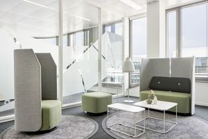  In den sechs oberen Büroetagen der DB Netz AG Frankfurt wurde ein ­variantenreiches Angebot an zukunftsweisenden Arbeitsformen konzipiert. Arbeits-, Begegnungs- und vor allem kommunikative Bereiche ­bilden die Arbeitsorte in der differenziert gestalteten Bürostruktur 