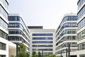  Aus 15 ehemals getrennten Standorten im Stadtgebiet hat die DB Netz AG einen gemeinsamen Bürostandort in Frankfurt am Main geschaffen 