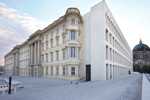  Als verbindender Kontrast nimmt das Gebäude mit drei rekonstruierten Barockfassaden große Teile des im Zweiten Weltkrieg stark beschädigten Berliner Schlosses architektonisch wieder auf und verbindet sie mit modernen Stilelementen 