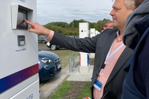  Thomas Jaeger, Vice President Real Estate bei Diebold Nixdorf nimmt einen der 36 Ladepunkte für Autos und Fahrräder auf dem Paderborner Betriebsgelände in Betrieb 