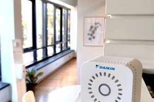  Der Daikin IAQ-Sensor misst 15 verschiedene Qualitätsparameter der Raumluft wie zum Beispiel Umgebungslicht, Temperatur, Luftfeuchtigkeit, Luftdruck hPa, Schalldruck, Feinstaub, Elektrosmog, Luftqualität, CO₂, TVOC, CO2-Äq. sowie WLAN-Netzwerke und Signalstärke 