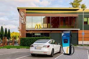  Noch schnelleres, besseres Aufladen: Bis 2023 werden alle heimischen McDonald’s Restaurants mit Parkplatz mit leistungsstarken E-Ladestationen mit bis zu 300 kW des Partners Mer ausgestattet 