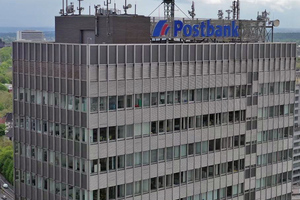  Der Postbank-Turm in Essen wurde in den 1960er Jahren errichtet und zeichnet sich aufgrund seiner Höhe von 91 m durch ein weit verzweigtes Rohrleitungssystem aus. Zwar wurden große Teile des Rohrleitungssystems erst vor wenigen Jahren modernisiert, doch ein deutlich reduziertes Personalaufkommen im Gebäude nach dem Lockdown begünstigte Keim- und Legionellenbildung 