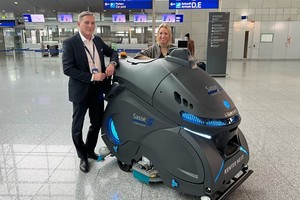  Thomas Jessberger, Manager Aviation und Dr. Laura Sasse, Vorstand Finance &amp; Digital der Dr. Sasse Gruppe mit Reinigungsroboter Rex am Flughafen Frankfurt 