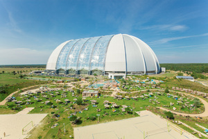  Der Dome von Tropical Islands mit dem Außenbereich „Amazonia“. Der Kuppelbau zählt zu den größten freitagenden Hallen der Welt und war ursprünglich zur Unterbringung von Zeppelinen konzipiert worden 