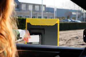  Die Einfahrt regelt das System später schnell und sicher über Mitarbeiterkarte, QR-Code oder Nummernschild-Erkennung. „So können Facility Manager verlässlich für verfügbare Stellplätze sorgen und erhöhen so ganz nebenbei die Attraktivität ihrer Immobilie 