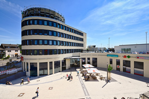  Beim Neubau des Shopping Centers Intro Bergheim mit 22 Einzelhandelseinheiten im Zentrum von Bergheim bei Köln standen die individuellen Anforderungen an den Klimakomfort sowie ein möglichst energieeffizienter Betrieb der Gebäudetechnik im Mittelpunkt. 