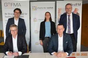  v. l. n. r.: sitzend: Martin Schenk (Vorstandsvorsitzender GEFMA e. V.), Dirk Otto (Präsident RealFM e. V.), hintere Reihe: Jürgen Schneider (Geschäftsführer GEFMA e. V., Christin Koschek (Leiterin Arbeitskreis Diversity &amp; Inclusion RealFM e. V.), Jörg Petri (Vizepräsident RealFM e. V.) 