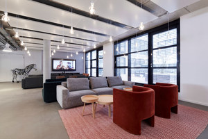  Das Interior Design der neuen Arbeitswelten schafft eine identitätsstiftende, gemeinsame Office-Kultur mit dem Ziel, das Gemeinschaftsgefühl und die Zusammenarbeit der 300 Mitarbeiter 
