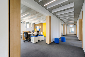  Die neuen Geschäftsräume in München-Gräfelfing umfassen insgesamt neun Büroeinheiten in unterschiedlichen Größen und Zuschnitten. Überströmelemente an den Wandscheiben prägen das Erscheinungsbild 