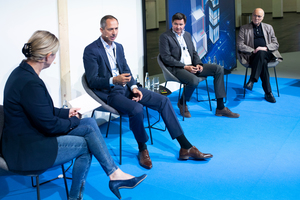  In der abschließenden Podiumsdiskussion erläuterten Matthias Mosig von TÜV Süd Advimo GmbH aus München, Dr.-Ing. Martin Keller, den Leiter des Fachbereichs IT Core Business Solutions beim Bau- und Liegenschaftsbetrieb NRW aus Düsseldorf und Prof Henning Balck, Inhaber des Institut für Projektmethodik und Systemdienstleistungen mit FM-Redakteurin Kerstin Galenza welche Rolle einheitliche Standards im CAFM spielen und wie die Ziele von Bauherrn, Planern und Facility Management-Dienstleistern somit rechtzeitig verzahnt werden können 