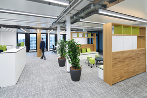  Die Büroebenen wurden nach dem New Work-Prinzip gestaltet. Offene Bereiche mit Desksharing-Möglichkeit, Einzelbüros für ruhiges Arbeiten, ­Besprechungsräume und Zonen für die informelle Kommunikation wechseln in den Grundrissen einander ab 