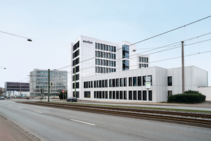  Blick von der Herforder Straße aus: Die Aluminiumfassade besteht aus rund 332 vorgefertigten Elementen. Flügel- und Panoramafenster, geschlossene Paneelfelder und Lüftungsflügel wechseln sich darin einander ab. Der Sonnenschutz, ein textiles außenliegendes Sonnenschutz-Rollosystem, wurde in die Elementfassade integriert 