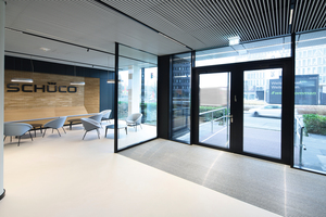  Einladender Empfangsbereich des modernisierten Schüco Corporate Services Gebäudes 