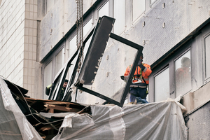  Zurück in den Rohstoffkreislauf: Am Bestandsgebäude wurden alle Aluminiumbauteile der Fassade und des Vordachs rückgebaut und dem A|U|F-Rohstoffkreislauf zugeführt. Die so zurückgewonnenen Mengen – in Summe waren es 28 t –, ließ European Aluminium (EA) durch einen externen ­Auditor bewerten. Dabei wurde eine Recyclingquote von 98,3 % ermittelt 