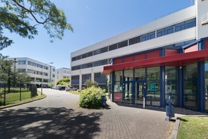  Der neue Studiengang „Smart Building Engineering“ wurde an der Fachhochschule Aachen begründet. Drei Fachbereiche sind beteiligt: Bauingenieurwesen, Architektur sowie Elektrotechnik und Informationstechnik. Blick auf das Hauptgebäude auf dem Campus an der Eupener ­Straße der FH Aachen 