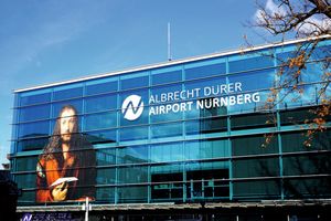  Seit 2019 sichert eine Direkt-Raumluftbefeuchtung im Bereich der Sicherheitskontrolle des Flughafens Nürnberg eine konstant optimale Luftfeuchte von 40 % 
