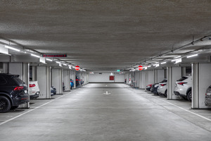  Im Rahmen eines Sanierungsprojektes ließ das Schweizer Immobilienunternehmen Wincasa die Beleuchtung des Gundeli-Parkhauses in Basel mit der neuesten Version des Lichtbandsystems Tecton modernisieren. Damit wird knapp 50 % des bisherigen Energieverbrauchs eingespart. 