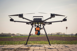 Auch mit hochauflösenden visuellen Digitalkameras, IR-Kameras oder 3D-Laserscannern bestückte Drohnen ermöglichen eine lückenlose Dokumentation von oben 